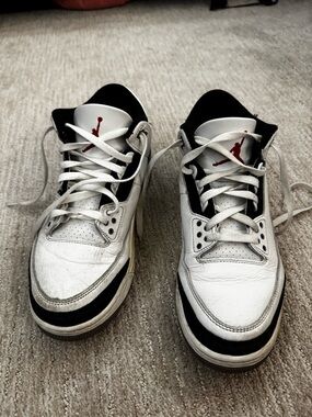 Jordan Men’s White and Black Retro Basketball Sneakers with Red Jumpman